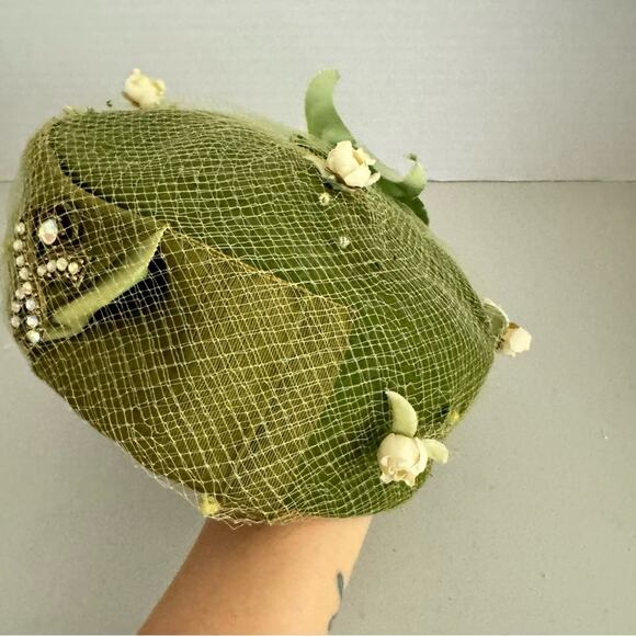 Vintage 1950s Union Made Green Womens Hat Brooch & Flowers With Mesh Unique main image 4